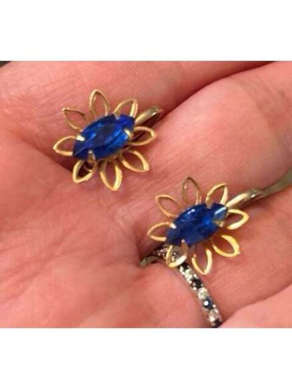 Vintage Blue Rhinestone Flower Screw Back Earrings Gold Tone Costume Jewelry